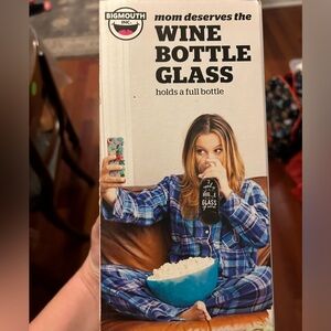 BNWT Photoshoot wine glass - Wedding anniversary gift comedic gift wine glass